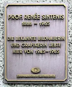 Мемориальная доска на доме в Шёнеберге, где 20 лет жила Рене Синтенис