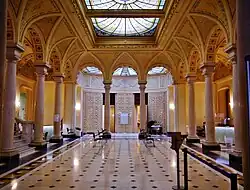 Вход в университетскую библиотеку