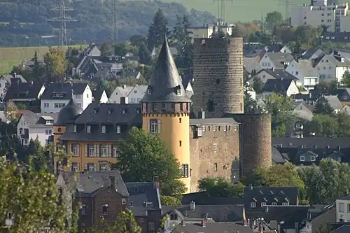 Вид замка на фоне города Майен