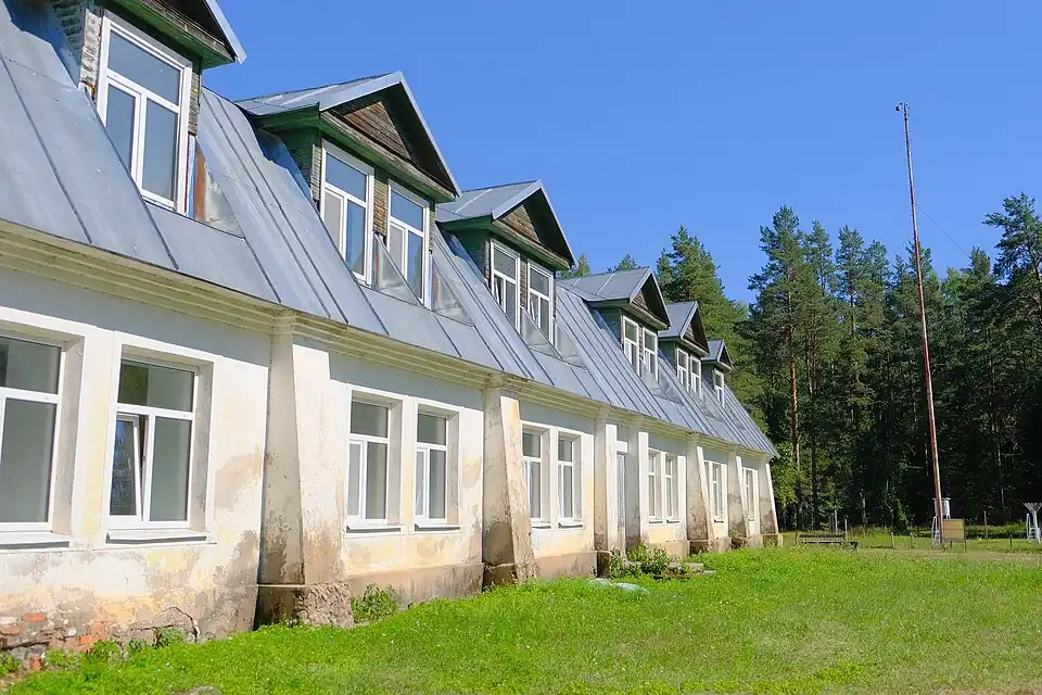 Учебно-жилой корпус («Конюшня»)