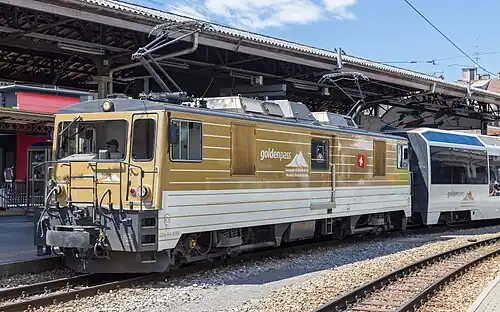 Багажный электровоз GDe 4-4 железных дорог Швейцарии с багажным отделением в середине