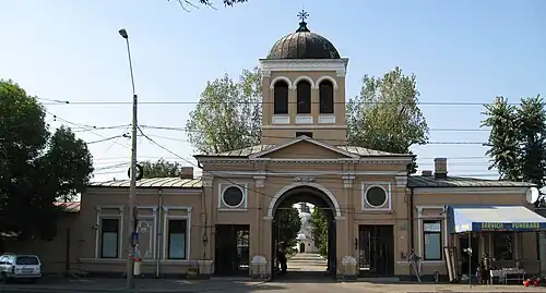 Центральный вход на гражданское кладбище Генча