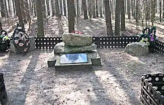 Старый памятник евреям Озаричей.В 2014 году заменён на новый