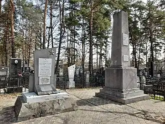 Памятник на месте перезахоронения евреев Свислочи (справа) на еврейском кладбище Бобруйска