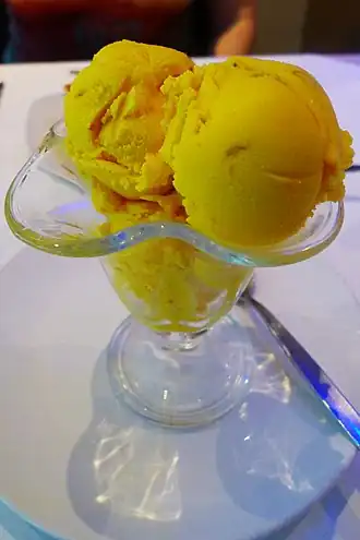 Персидский бастани, приготовленный из шафрана и фисташек из Гилака на Холлоуэй-роуд в Аркуэй, Лондон.