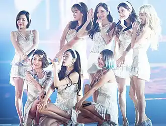 Girls' Generation во время выступления в 2015 году
