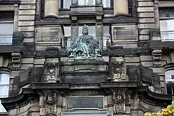 Памятник королеве Виктории на фасаде здания Королевской больницы в Глазго