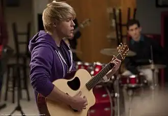 Сэм Эванс (Корд Оверстрит) во время исполнения композиции «Baby»