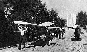 Инструктор школы планеристов Ленинградского Осоавиахима В. П. Чкалов вместе с курсантами несёт планёр «ОКА-3», 1930 год.