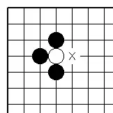 Позиция атари — чёрные могут занять единственное дамэ белого камня и снять его с доски