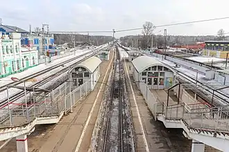 Вид на станцию, платформы и турникетные павильоны станции, вид в сторону Москвы, 2021 год