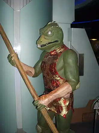 В костюме Горна в баре Quark