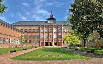 Первый внутренний двор. Вид на основное здание