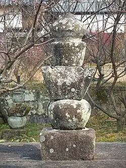 Могила Рюдзодзи Иэкадзу в храме Кодэн-дзи