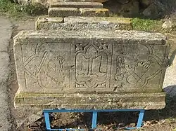 Сундук во дворе музея Гобустанского заповедника