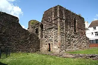 Развалины главной башни замка Монмут