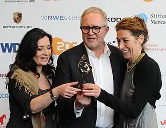 Сабина Дерфлингер (слева) и Адель Нойхаузер с Харальдом Красснитцером на церемонии Grimme-Awards 2014