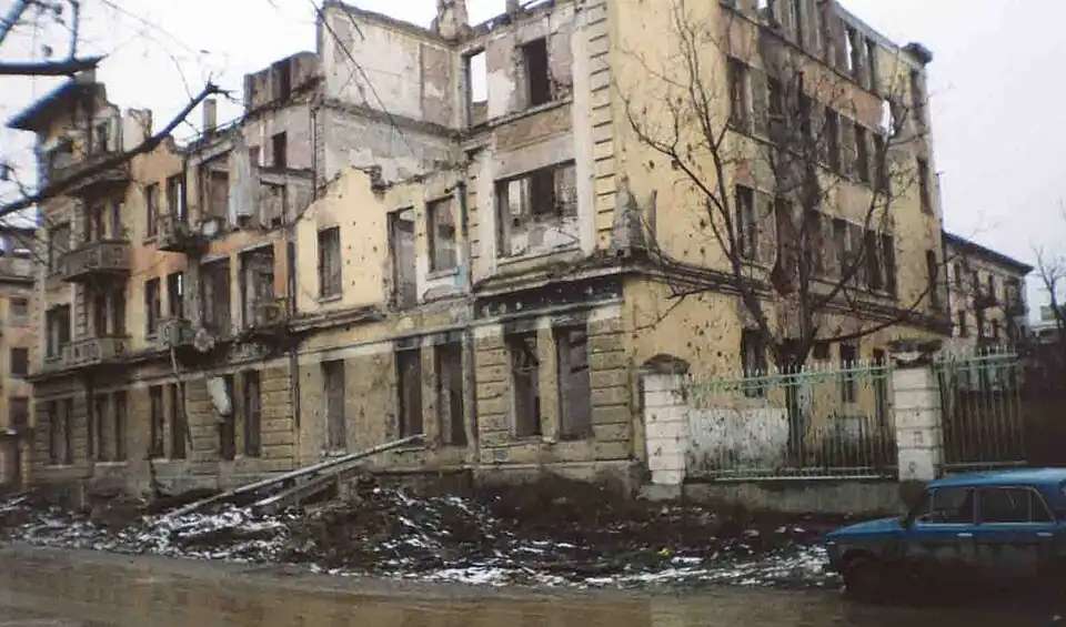 Разрушенный проспект Победы. 2000 год.