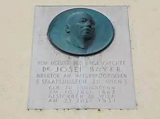 Мемориальная доска Й. Байеру в Холлабрунне