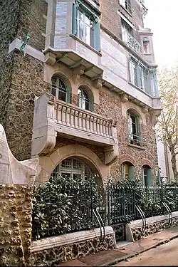 Фасад с зеленью за решеткой