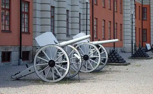 Орудия у входа в крепость