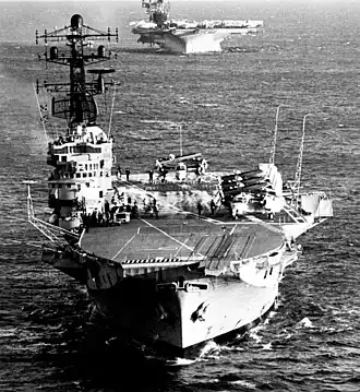 HMAS Melbourne в 1981 году, с USS Midway на заднем плане