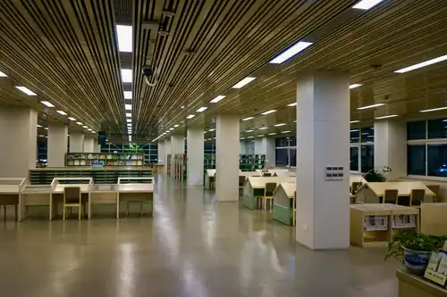 Читальный зал на 2 этаже главного корпуса