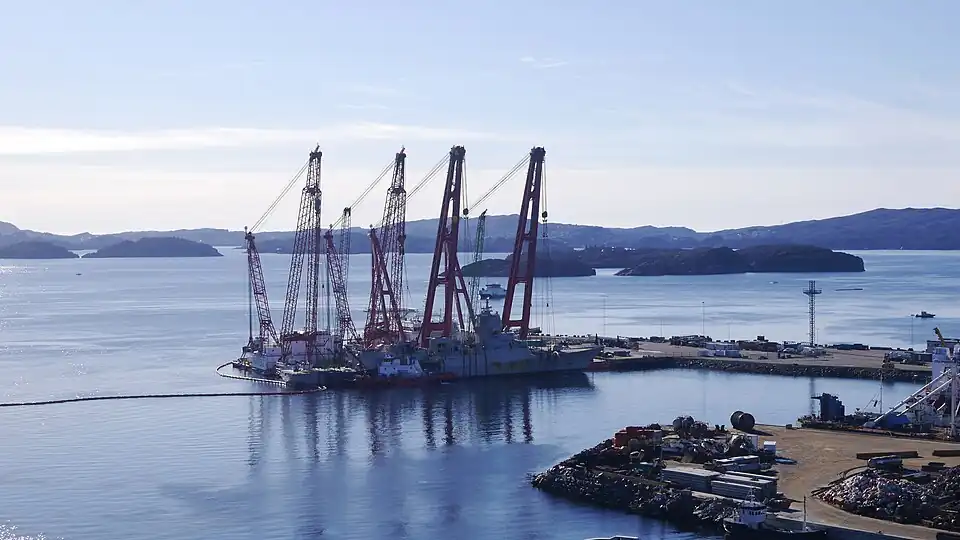 Фрегат Хельге Инстад, удерживаемый плавучими кранами Rambiz и Gulliver