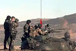 Солдаты 2-й гвардейской бригады ХВО на танке Т-55, ведущем огонь из 12,7-мм пулемёта