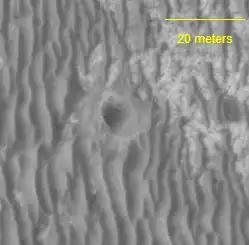 Кратер Халфмун, снятый с орбиты аппаратом MRO, камерой выcкого разрешения HiRISE.