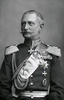 Генерал фон Плессен со звездой ордена Короны I класса и знаком на ленте;