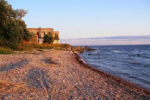 Залив Хара. На заднем плане — остатки военных сооружений