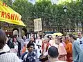 Уличный харинам французских кришнаитов в Париже, 2008 год