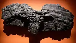 Обгоревшая деревянная голова богини, конец VIII века. Из дворца Кала-и Кахкаха, Таджикистан.