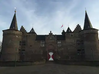 Северный фасад и мост, ведущий в замок