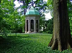 Мавзолей в саду