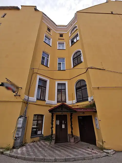 Вход в дом с заднего двора