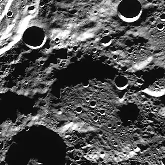 Снимок зонда Lunar Reconnaissance Orbiter (север слева внизу). В верхней левой части снимка виден участок вала кратера Пласкетт.