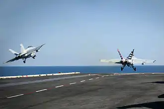 Взлёт палубных штурмовиков F-18 с палубы авианосца «Карл Винсон» (октябрь 2014)