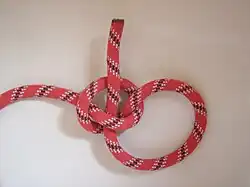 2. Вдеть ходовой конец верёвки внутрь узла.