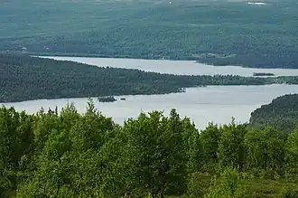 Вид на северо-западную часть озера Хурнаван летом 2015 года