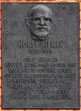 Памятная доска на родном доме Хорста Бинека в Гливице