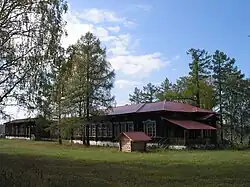 Бывшая заводская больница, открытая в 1901 году. В советские годы здесь располагалась средняя школа. Сегодня  находится турбаза «Тенгри».