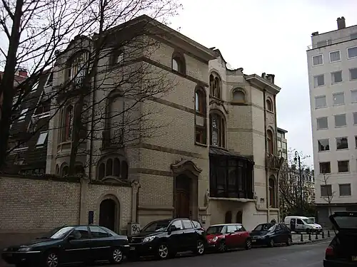 Вид на фасад во дворе и со стороны авеню Жонксьон