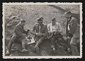 слева направо: Хуберт Гомерски, Иоганн Ниман, гид и водитель на отдыхе (1943 год)