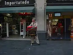 Шарманщик в Сьюдад-де-Мехико недалеко от Площади Конституции (Сокало)