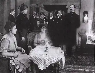 Кадр из фильма «Гипноз: Раб чужой воли», Бела Лугоши крайний справа.