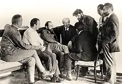 Председатель Совнаркома РСФСР Владимир Ленин (четвертый слева) беседует с делегатами II конгресса Коминтерна