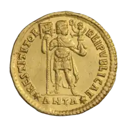 Валентиниан I (ок. 364–367 гг.). В руке Валентиниана