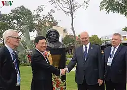 Открытие скульптурного бюста Ю.А.Гагарина в бронзе в Парке АТЭС в г. Дананге во Вьетнаме во время саммита АТЭС 9.11.2017 г.